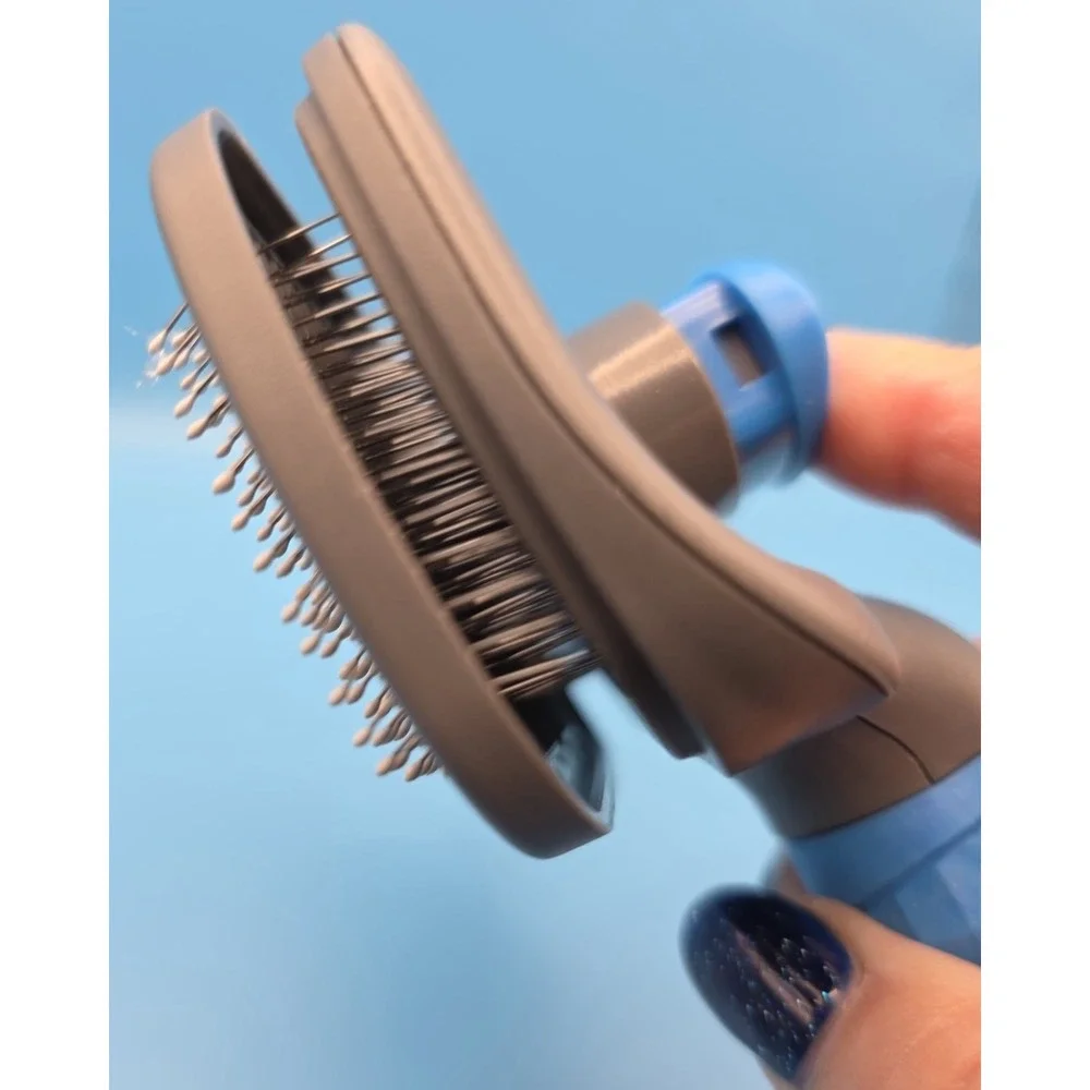 True Religion Self Cleaning Pet Brush‎ Blue New With Tags #0354